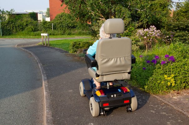 Oudere dame op een scootmobiel door Groomee (bron: Shutterstock)