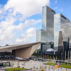 Downtown Rotterdam, de op een na grootste stad van Nederland met het verbeterde en moderne Centraal Station door Alexandre Rotenberg (bron: Shutterstock)