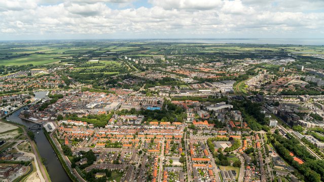 Aerial view of Purmerend, a city in the province Noord-Holland in The Netherlands. Beautiful town with a crystal clear horizon with cumulus clouds. door Aerovista Luchtfotografie (bron: Shutterstock)