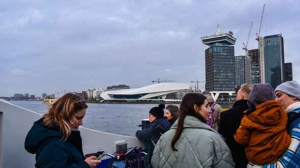 IJ-rivier, het Eye Filmmuseum en de A'DAM Toren. door Emzzi (bron: shutterstock)