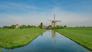 Two wind mills in a polder landscape near the village of Maasland, the Netherlands. Maasland is a village in the province of South Holland in the Netherlands door Frank Cornelissen (bron: shutterstock)