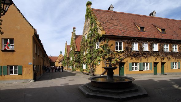 Fuggerei (Augsburg) door Gerd Eichmann (bron: Wikimedia Commons)