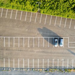 Een bovenaanzicht van een parkeerplaats door Bjorn Beheydt (bron: shutterstock)