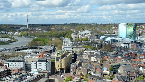 Arnhem Centrum West Rijn door Antoinette Kuhlmann (bron: commons.wikipedia.org)