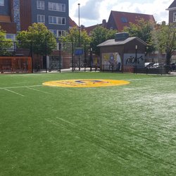 Johan Cruijff Court op het Balboaplein, Amsterdam door Ceescamel (bron: Wikimedia Commons)