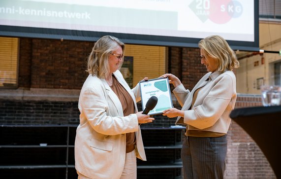 Uitreiking MCD-scriptieprijs door de minister door Annelies van 't Hul (bron: Stichting Kennis Gebiedsontwikkeling)