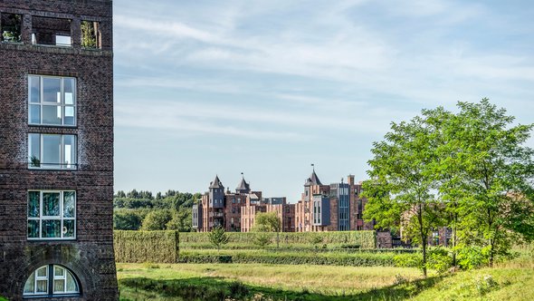 Uitzicht vanaf landgoed Kasteel Haverleij over de groene omgeving richting naastgelegen kasteel Lelienhuyze door Frans Blok (bron: Shutterstock)