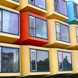 Nederlandse containerhuizen voor studenten, starters en immigranten. Modulaire appartementswoningen door Inge Hogenbijl (bron: Shutterstock.com)