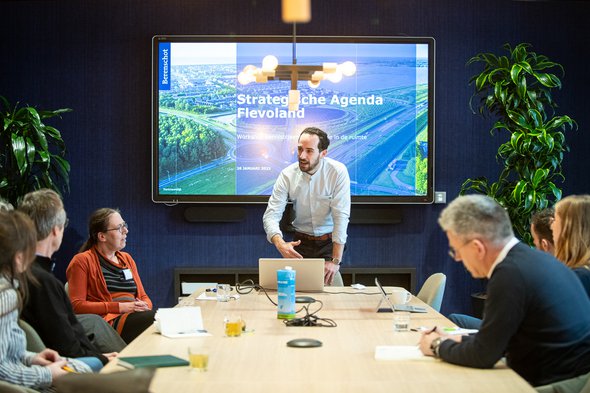 De deelsessie over de proeftuin NOVEX gebiedsafspraken in Flevoland door Sander van Wettum (bron: Stichting Kennis Gebiedsontwikkeling)