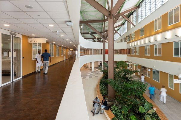 Ruimte voor ontmoeting in het Curaçao Medical Center door Roos Alderhoff (bron: Lyongo Juliana)