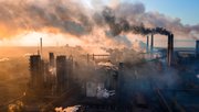 Fabriek in stad door TR STOK (bron: shutterstock.com)