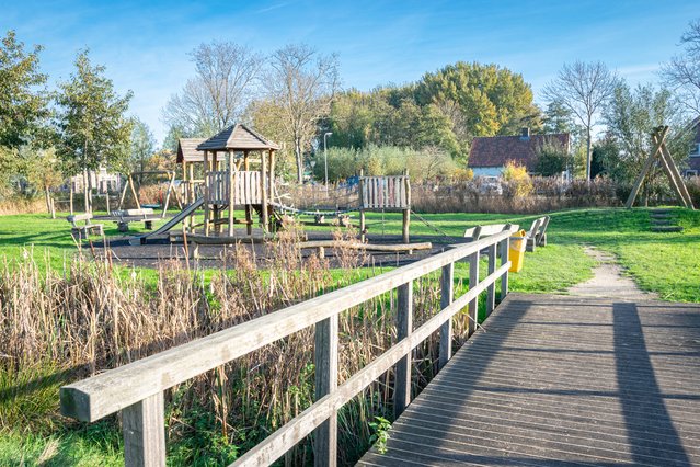 Speeltuin met veel houten speeltoestellen door Menno van der Haven (bron: shutterstock)