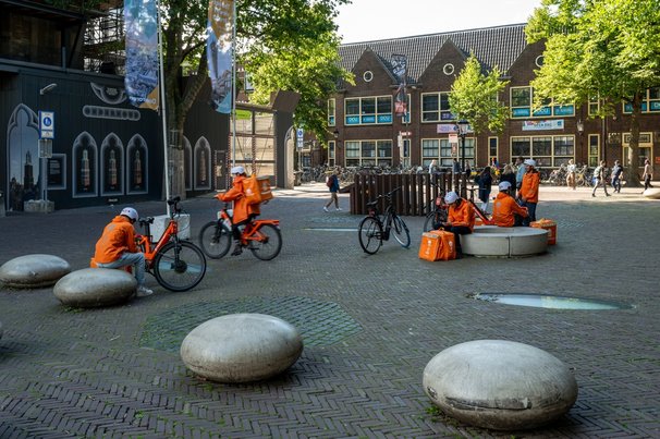Bezorgers van Thuisbezorgd voor de domtoren door Uwe Aranas (bron: Shutterstock)