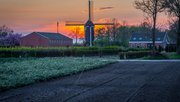 Nederlandse landbouwgrond in het dorp Zundert, Noord-Brabant, met een oude windmolen tijdens kleurrijke zonsondergang door Milos Ruzicka (bron: Shutterstock)