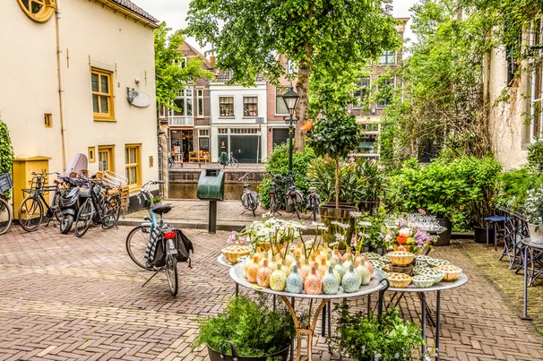 Pleintje aan het water in Alkmaar door Maekfoto (bron: Shutterstock)