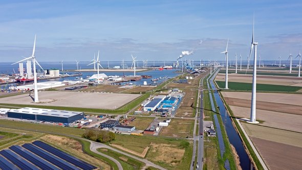 Luchtfoto van windmolens in de Eemshaven door Steve Photography (bron: Shutterstock)