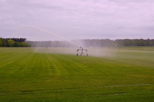 Boeren irrigeren hun velden vanwege de droogte in Drenthe door Erik Koole Photography (bron: Shutterstock)