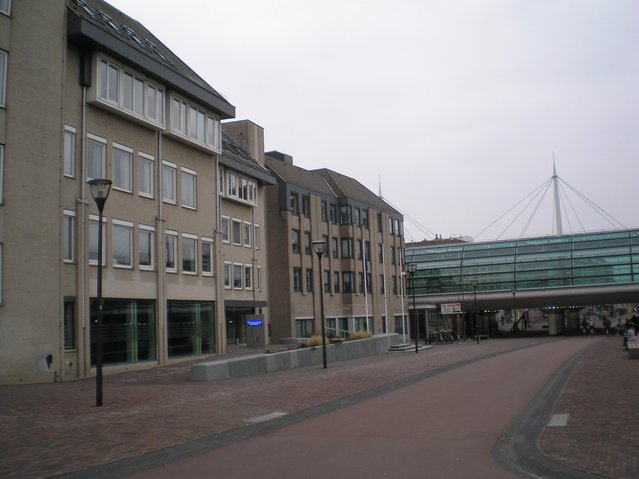 Gemeentehuis in Houten door Antoine (bron: Wikimedia Commons)