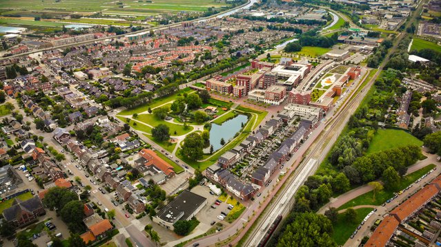 Het centrum van Waddinxveen met daarachter de locatie van de gebiedsontwikkeling Op Dreef door KiwiK (bron: Shutterstock)