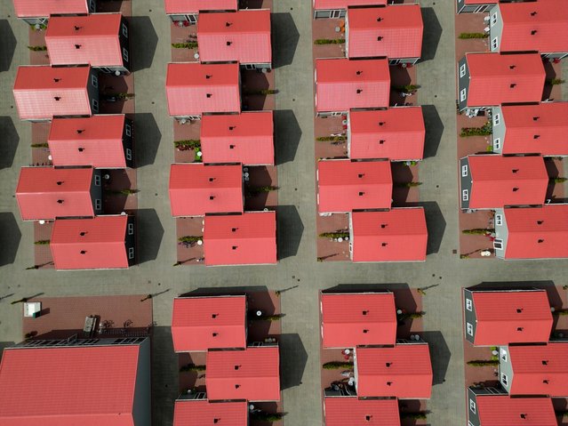Huizen voor seizoenarbeiders in het agrarisch gebied, Flevoland, Nederland. door corlaffra (bron: shutterstock)