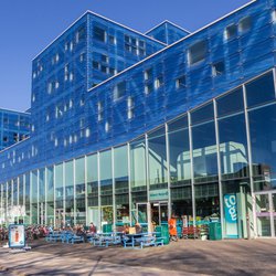 GRONINGEN, NETHERLANDS - FEBRUARY 15, 2019: Students enjoying the sun at the Groningen university campus door Marc Venema (bron: Shutterstock)