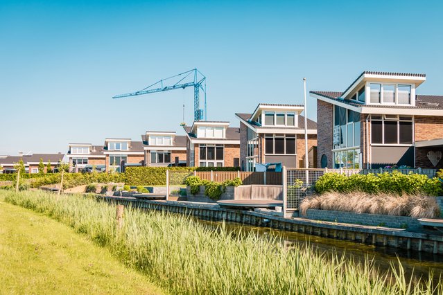 Suburbane nieuwbouwwijk in Nederland door Fokke baarsseB (bron: Shutterstock)