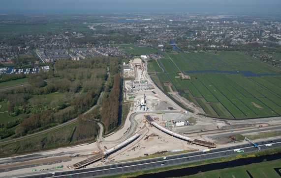 Luchtfoto van de N434 in Leiden door Aerovista Luchtfotografie (bron: Shutterstock)
