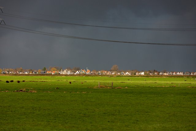 Regenachtige lucht boven Landsmeer, Nederland door Misign (bron: Shutterstock)