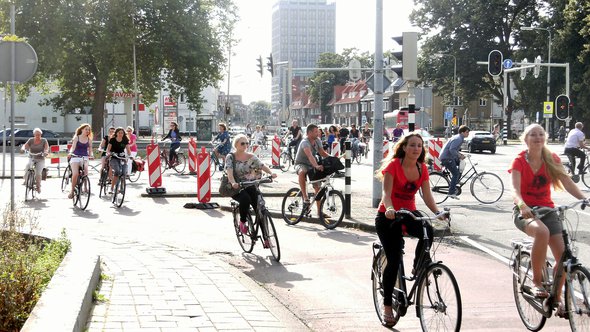 Fietsers kruispunt fietsen - Wikimedia Commons / Mark Ahsmann / CC BY-SA 3.0