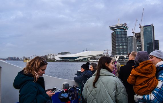 IJ-rivier, het Eye Filmmuseum en de A'DAM Toren. door Emzzi (bron: shutterstock)