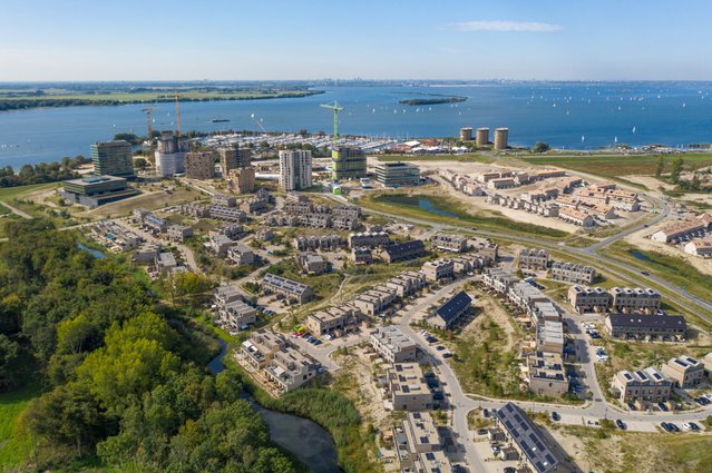 Luchtfoto van de nieuwe woonwijk DUIN in Almere Poort, Flevoland, Nederland door Pavlo Glazkov (bron: Shutterstock)