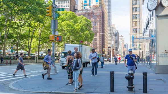 New York - June 2, 2018: A view down a busy avenue street, People walk on busy streets door Helen89 (bron: shutterstock)