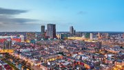 The Hague, Netherlands city centre skyline at twilight door Sean Pavone (bron: Shutterstock)