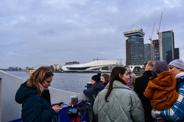 IJ-rivier, het Eye Filmmuseum en de A'DAM Toren. door Emzzi (bron: shutterstock)