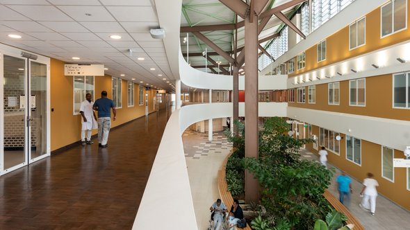 Ruimte voor ontmoeting in het Curaçao Medical Center door Roos Alderhoff (bron: Lyongo Juliana)