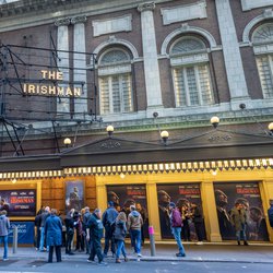 Mensen voor de ingang van het theater door rblfmr (bron: Shutterstock)