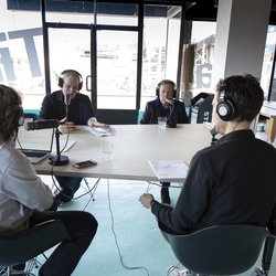 In gesprek met Adri Duivesteijn, Riek Bakker en Nathalie de Vries door Frank Hanswijk (bron: Frankhanswijk.nl)