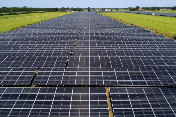 Veel zonnepanelen parkeren in de weilanden van Nederland door MyStockVideo (bron: Shutterstock)