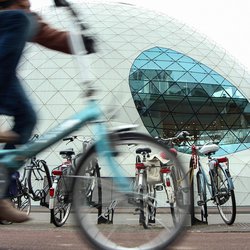 eindhoven door Hannepeer3 (bron: Fietsen door Strijp S)