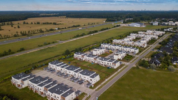 Luchtfoto van moderne huizen door Aleks Kend (bron: Shutterstock)