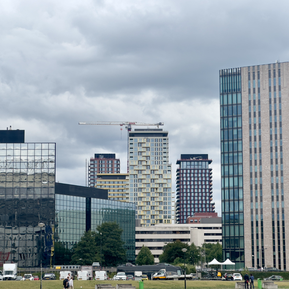 Zicht op nieuwe woontorens Amstel III door Kees de Graaf (bron: Gebiedsontwikkeling.nu)