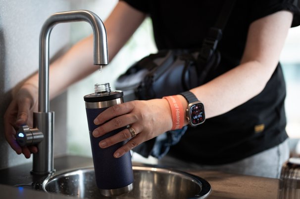 persoon vult een herbruikbare waterfles door LIGHTITUP (bron: Shutterstock)