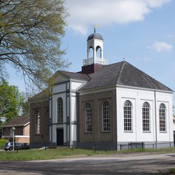 Kerk langs het kanaal van Schoonoord door Arjen de Ruiter (bron: Shutterstock)