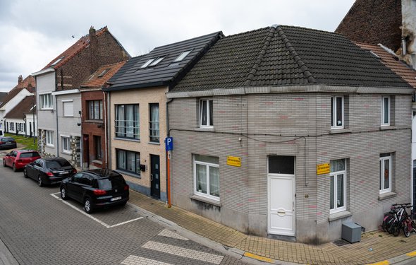 Borcht, Vlaams Brabantse Regio - België - feb. 19 2023 - Hoge kijkhoek over huizen in een gewone woonstraat door Werner Lerooy (bron: Shutterstock)