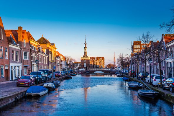 The old city centre of Alkmaar in North-Holland in the Netherlands. Also known as the city of cheese. door INTREEGUE Photography (bron: shutterstock)