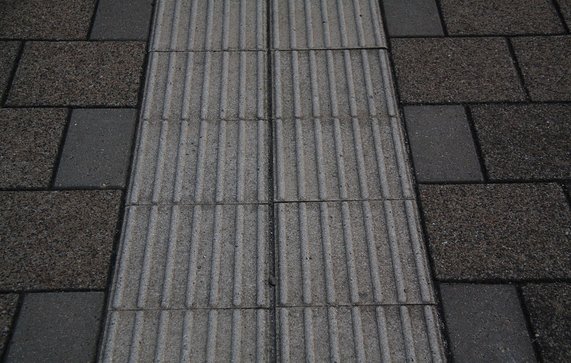 Blindengeleidestrook door Silver Spoon (bron: Wikipedia Commons)