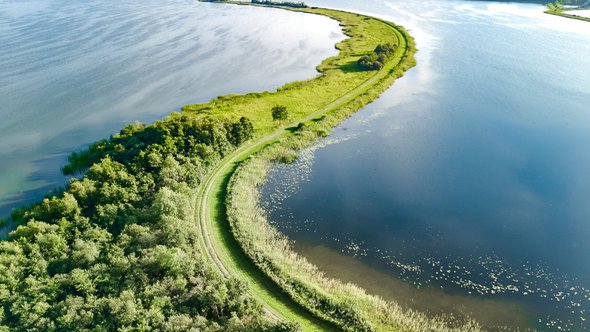 Dam in het water door JaySi (bron: Shutterstock)