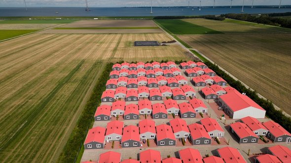Huizen voor seizoenarbeiders in het agrarisch gebied, Flevoland, Nederland. door corlaffra (bron: shutterstock)