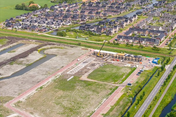Luchtfoto van een woningbouwproject in aanbouw in een Nederlandse voorstad door Thomas Roell (bron: Shutterstock)