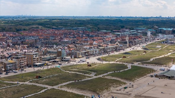 Drone foto van de kustlijn en boulevard in Katwijk aan Zee, Nederland door Robin Dessens (bron: Shutterstock)